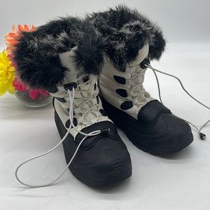 Itasca White Winter Boots with faux fur Sz 7. WRB2646E